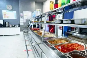 לפק נירוסטה עם מגשי אוכל חמים בקפיטריה